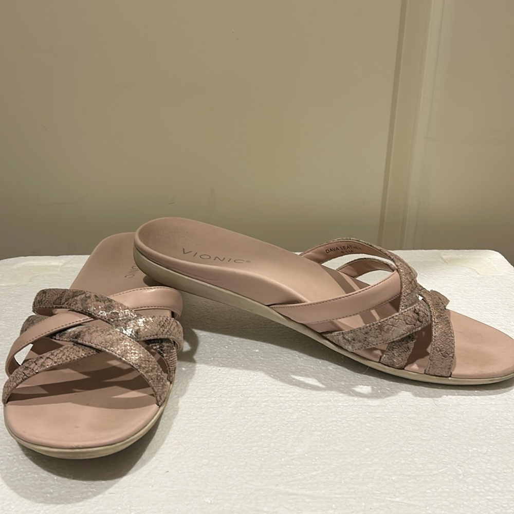 Vionic Dava Leather slip on crisscross Strappy Flat flip flop Sandals size 9.5